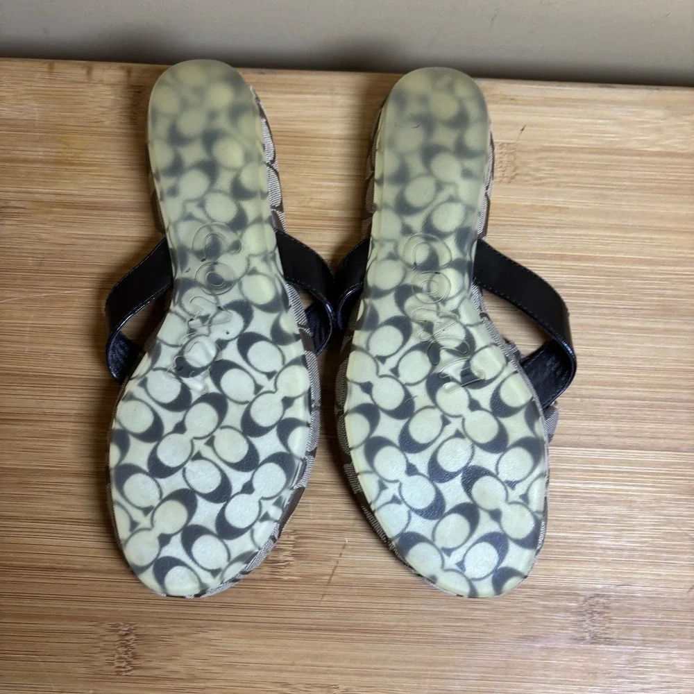 Women's Signature Coach Slip On Sandals 7B Brown Patent Leather Strap- Flower‎